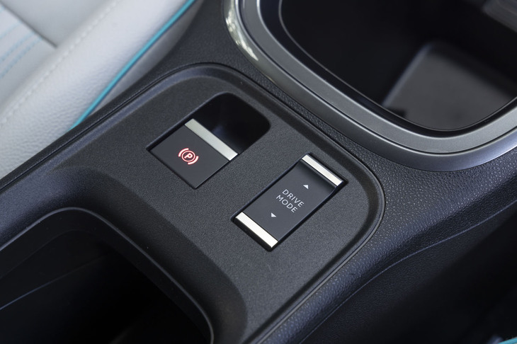 ドライブモードは「ノーマル」「スポーツ」「エコ」の3種類。セレクターはシトロエンやプジョーと全く同じものを採用している。