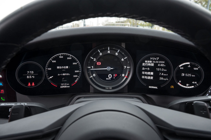 メーターパネルはセンターの針式タコメーターを2つの液晶が挟むかたち。マップを映した場合などは少し違うが、5つの円（＝5連メーター）を基本としたレイアウトを採用している。