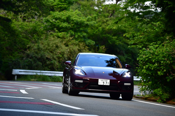 燃費は欧州複合モードで、9.4-9.5リッター/100km（約10.5-10.6km/リッター）を記録する。