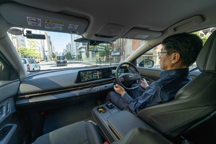 次世代「プロパイロット」を搭載した「日産アリア」の走行シーン。走行状況に応じて即座に手動運転に切り替えられれば、一般道でも常時ステアリングホイールから手を離したハンズオフ走行が行える。