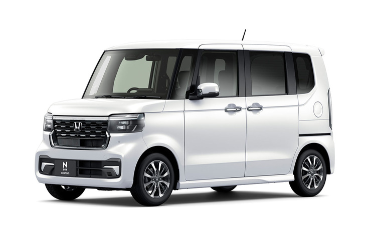 これが改良前の「N-BOXカスタム」。いわゆるカスタム系の軽自動車としては控えめのデザインで、こちらのほうが好みだという人も多いことだろう。