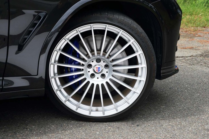 鍛造アルミの「ALPINA CLASSIC 22インチホイール」（写真）は50万円のオプション。標準モデルは20インチのホイールが装着される。
