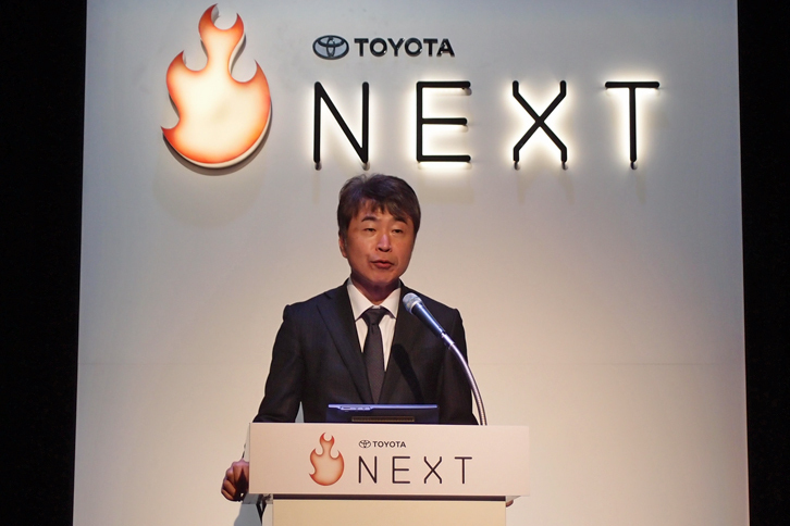 「TOYOTA NEXT」の概要を説明する、村上秀一 トヨタ自動車 常務役員。「これからのクルマのありかたを、ハード（クルマ）、ソフト、ヒトという3方向から作っていきたい」などと述べた。