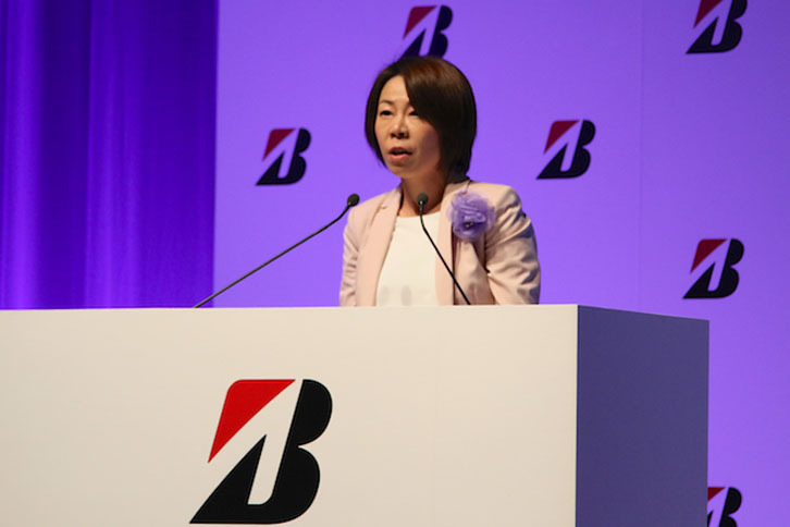 「プレイズPX」シリーズの“疲れにくさ”は、脳波信号解析の分野で注目されている満倉靖恵氏（慶應義塾大学理工学部准教授）の監修のもと、確認されているという。