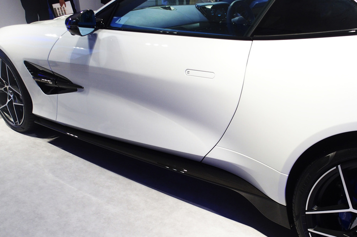 新型「ヴァンキッシュ」のドアパネル。中段に、リアにいくにつれ下降していく流れの谷があり、パネルの下部が上向きの面となっている。