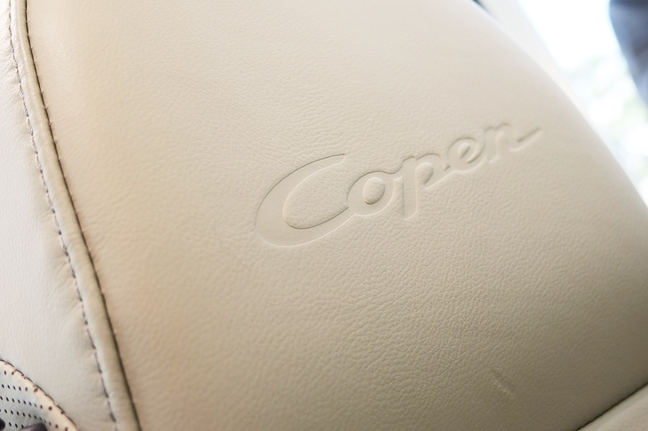 エンボス加工された「ダイハツ・コペン20周年記念特別仕様車」専用の「Copen」ロゴ。