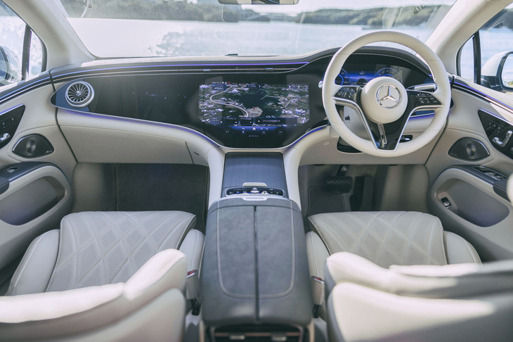 車内前方に広がるのは、3枚の液晶画面で構成され、ひとつの特大ディスプレイのように見える「MBUXハイパースクリーン」。物理的なスイッチ類は画面上のメニューに置き換えられており、すっきりとした印象を与える。