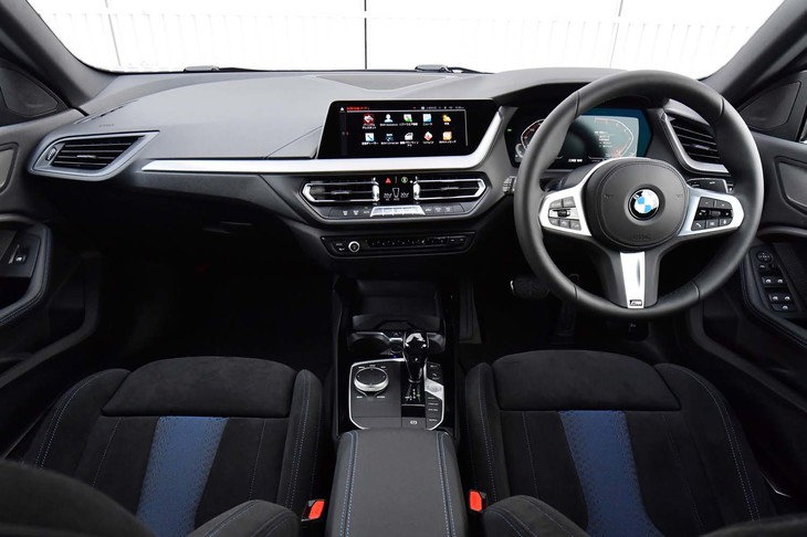 若干ドライバー側を向くインストゥルメントパネルは、ハッチバック「1シリーズ」と基本的に同じもの。