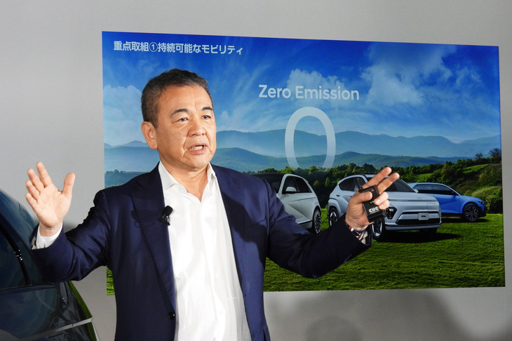 今後の戦略を語る七五三木マネージングダイレクター。販売車種の試乗をはじめ、ユーザーとの接点を広げるべく新しいパートナーとのアライアンスについても検討していると述べた。