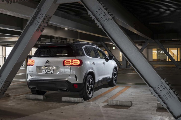 200V電源を引き込んだ自宅ガレージを持つ人が所有すれば、プラグインハイブリッド車の持ち味を最大限に発揮できるだろう。