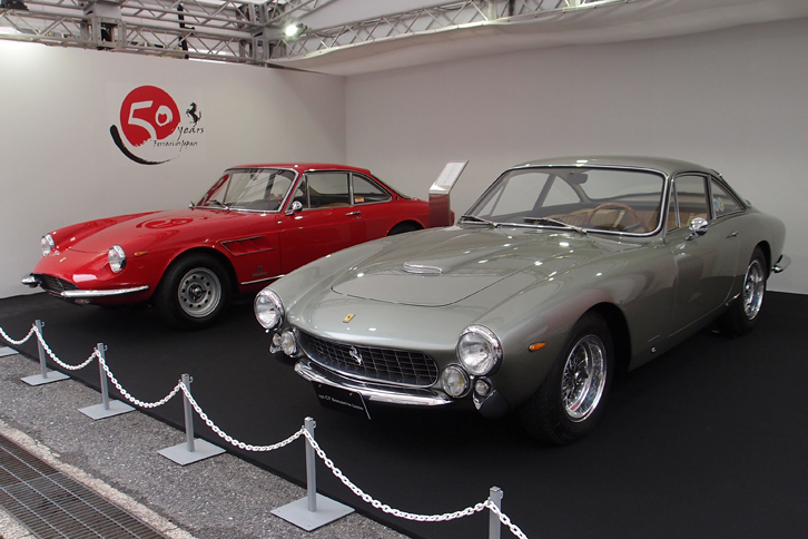 発表会の会場には、ネーミングの元とされる往年のフェラーリ、「330GTC」（写真左）と「250GTベルリネッタ ルッソ」（同右）が展示された。