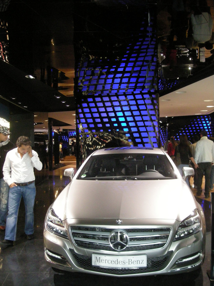メルセデス・ベンツギャラリーの様子。併設されていたオフィシャルグッズのコーナーは、観光客に人気があった。2010年撮影。