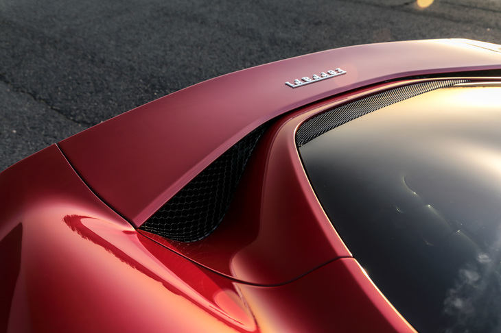 空力にみる新しい試みも「296GTB」の特徴。可動式のエアロデバイスも、これまでは「通常はダウンフォース重視の状態で、ドラッグを抑えたいときに稼働させる」という考え方だったものを、「通常はロードラッグの状態で、ダウンフォースが欲しいときに稼働させる」という方向に切り替えた。