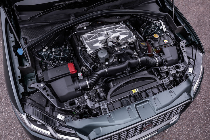 5リッターV8スーパーチャージドエンジンは、最高出力550PS、最大トルク700N・mを発生。ZF製の8段ATと組み合わされる。今回の改良でトルクが20N・m増強された。