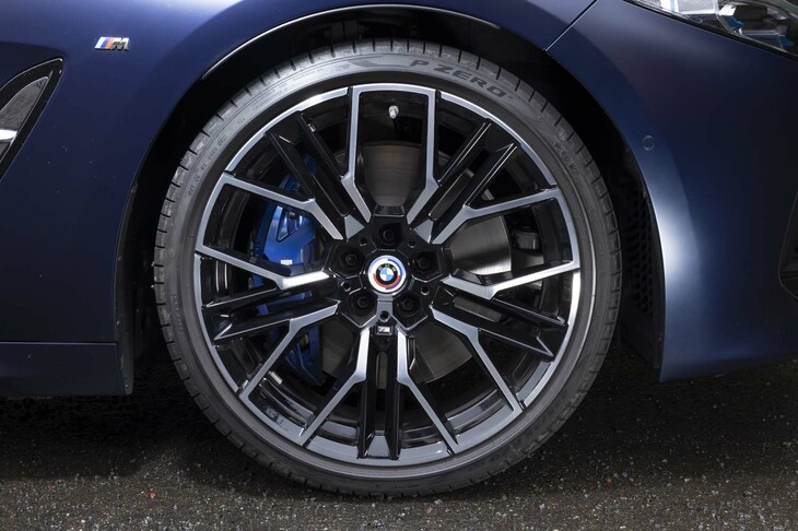 「エクスクルーシブMスポーツ」では20インチのタイヤ＆ホイールがスタンダード。試乗車はランフラットの「ピレリPゼロ」を履いていた。