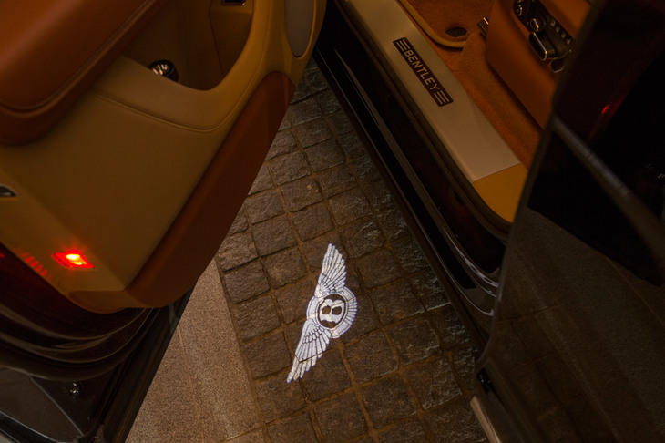 試乗車にはオプションのLEDウエルカムランプが装着されていた。ドアを開くとベントレーのエンブレムが地面に投影される。