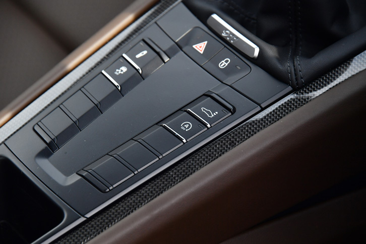 可変ダンパーの減衰力と可動式リアウイングの手動開閉は、センターコンソールのスイッチで操作できる。