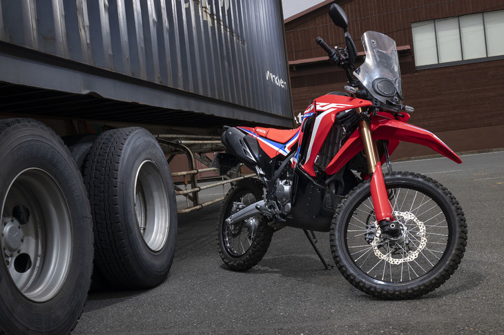 2020年12月にフルモデルチェンジされた「ホンダCRF250ラリー」。軽量化や出力特性の見直しなどにより、全方位的な性能向上が図られた。