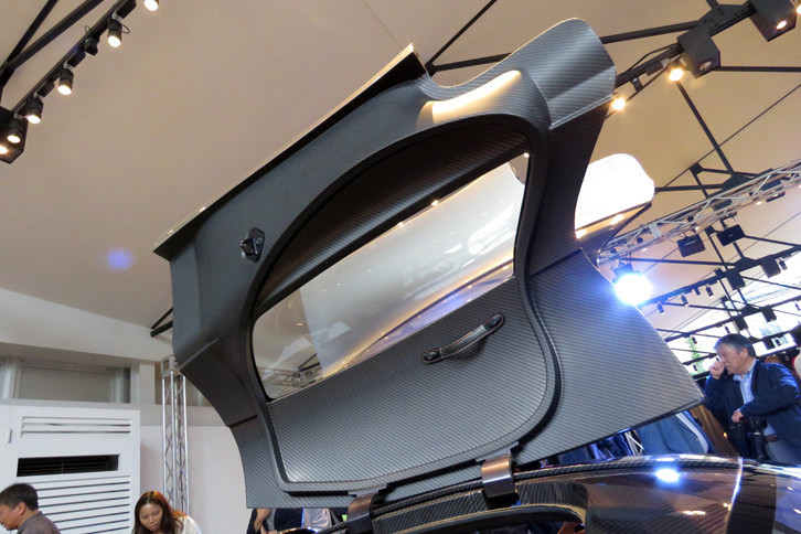 アストンマーティン・ヴァルキリー（ドアパネル）