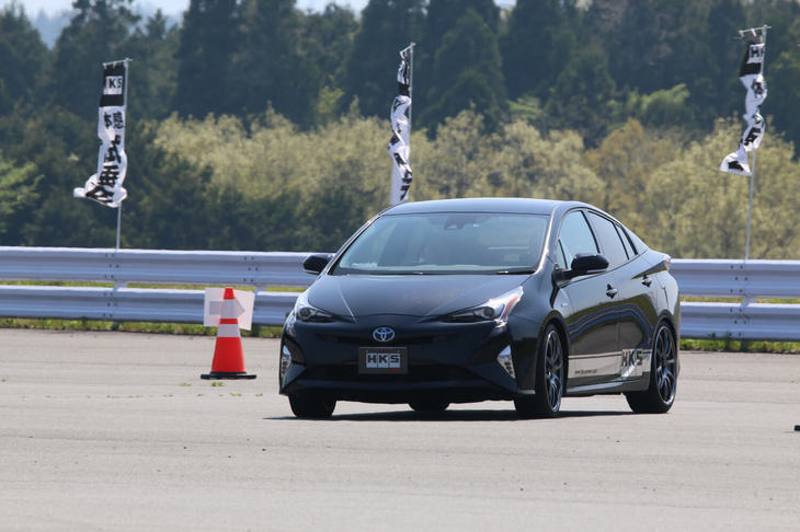 アフターパーツメーカーのHKSも体感試乗会を開催。「プリウス」「アルファード」「S660」など、さまざまなジャンルのクルマが用意された試乗では、スラローム走行などで車体の安定性の違いなどが体験できた。