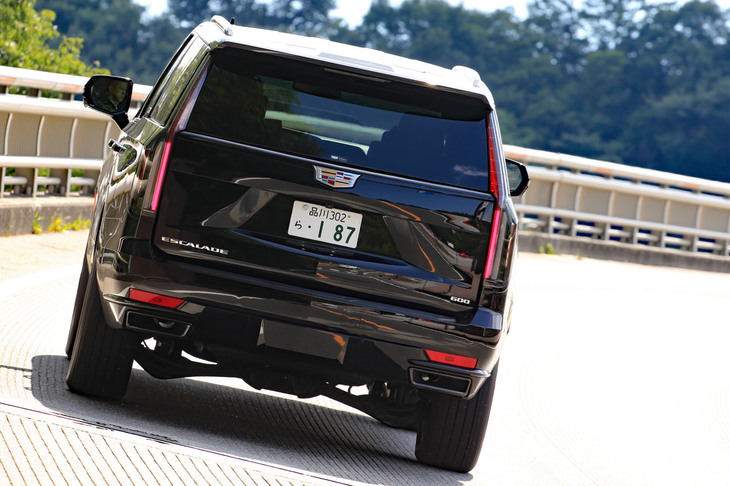 底部に重いラダーフレームを抱える車体構造もあってか、腰高な見た目の割にコーナーでのロールは少なめ。また後軸には、コーナリング時のトラクションを高める電子制御LSDが装備される。