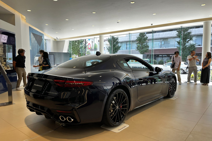 4つのフェンダーラインがボディー中央で交差する、マセラティ全モデルに共通するクラシックなプロポーションが特徴。