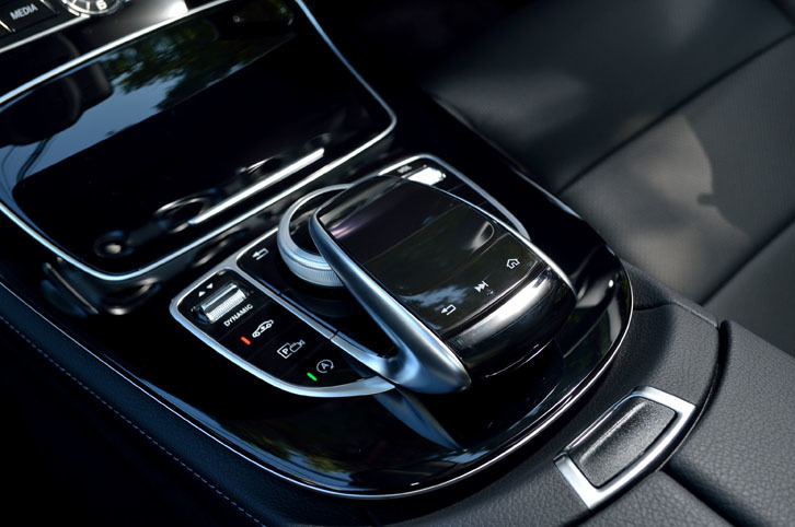 センターコンソールに備わるインフォテインメントシステムの操作デバイス。周辺には、走行モードのセレクターがレイアウトされる。