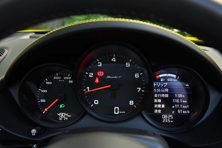 2リッターボクサーユニットのレッドゾーンは7400rpmから。タコメーターの盤面中央に「Boxter T」のロゴが刻まれる。
