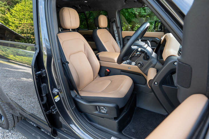 上質なウィンザーレザーのシート。高いアイポイントは「ディフェンダー」シリーズに共通する美点で、見切りの良い車体形状とも相まって、ドライバーの負担を多いに軽減してくれる。