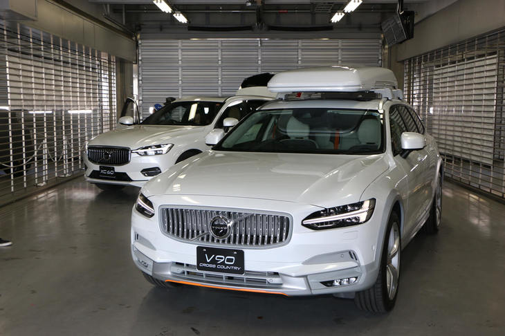 ボルボブースで珍しいモデルを発見。ボルボスタジオ青山のみで販売される限定車「ボルボV90クロスカントリー オーシャンレースエディション」だ。デザインモチーフとなったのはコンセプトカーの「コンセプトXCクーペ」で、既存の実車をコンセプトカーのイメージに近づけたというユニークなもの。パールホワイトのボディーに組み合わされたグレーとオレンジのアクセントが特徴だ。