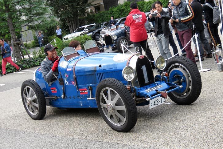 そうこうしている間に、いよいよ参加車両の第一陣が会場に登場。写真は最初に入場してきた1927年式「ブガッティT35C」。