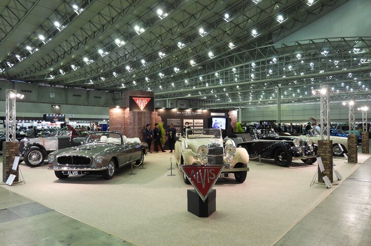 「オートモビル カウンシル2025」より、アルヴィス（明治産業）の出展ブースの様子。