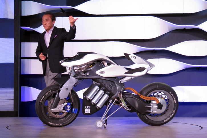 ロボットバイクの「モトロイド」は、柳社長に「Stand up!」と声をかけられると、自らバランスを取りながら器用に自立。歩む社長について走るデモを披露した。