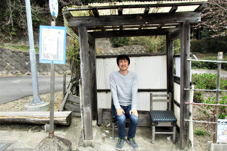 2018年3月に亀山IC付近のバス停を訪れた。周囲はのどかな雰囲気。