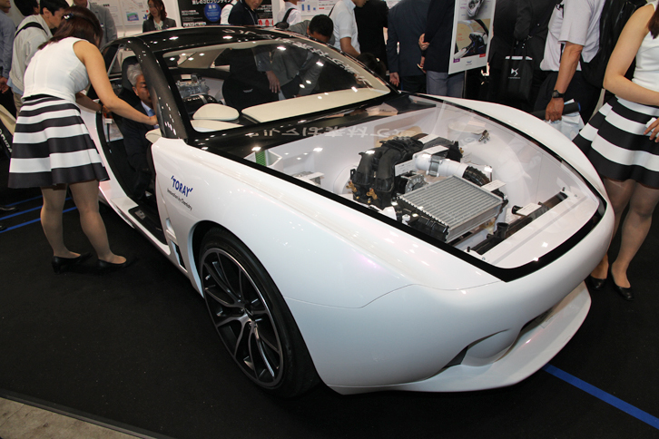 「TEEWAVE AC1」と名乗る、東レの新たなコンセプトカー。CFRPをはじめとする先端素材や技術の応用を提案するものだが、スタイリングは意外とクラシックだ。