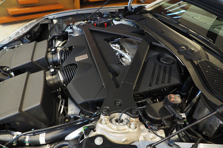 フロントミドの4リッターV8ツインターボは最高出力が668PSから680PSに向上している。