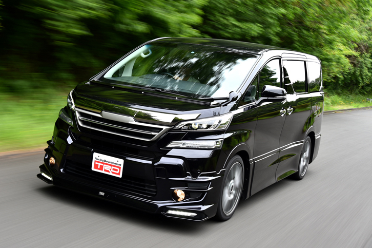 ボディー剛性を高めるべく、TRDの「ドアスタビライザー」や「ブレース」が装着された「トヨタ・ヴェルファイア」。今回は、非装着車と乗り比べることで、その違いをチェックした。