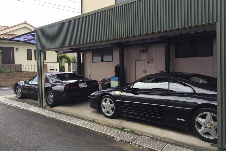 縦列駐車で愛車フェラーリが並んだ自宅ガレージ。自宅の床よりもフェラーリの床のほうが低いので、川の水があふれたら大雨のなか自走して、少し高いところに退避させなきゃなぁ、と思い続けてきた。