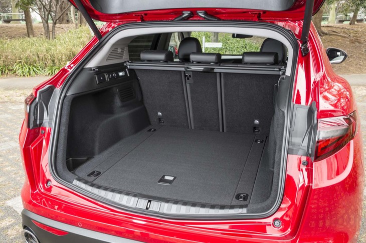 荷室の容量は、5人乗車時（写真）で525リッターが確保される。脱着式のトノカバーも備わる。