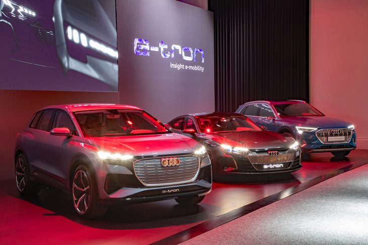 手前から、プラットフォームにMEBを用いた「Q4 e-tronコンセプト」、J1パフォーマンスプラットフォームの「e-tron GTコンセプト」、MLB evoの「e-tron」。