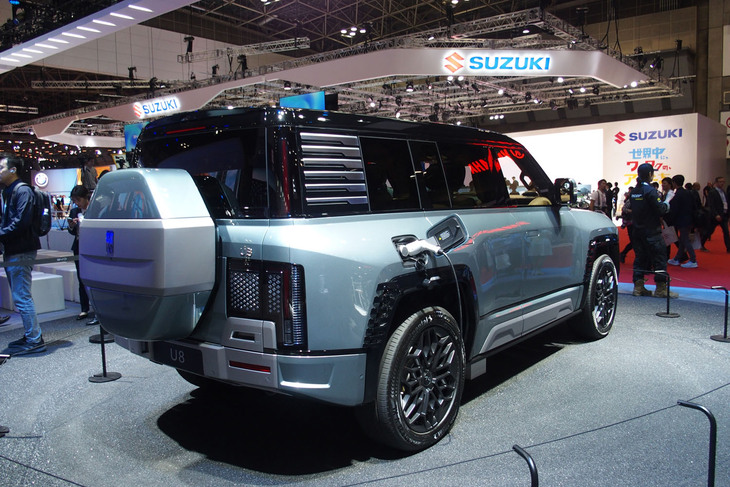 全長×全幅×全高＝5319×2050×1930mm、ホイールベース＝3050mmという「ヤンワンU8」の堂々たるサイズには圧倒される。