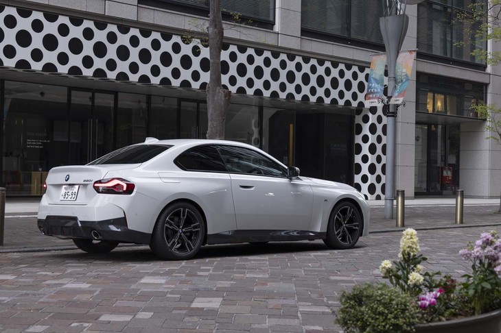 ボディーの全長は先代モデルよりも90mm大きい4560mm。より伸びやかになったスタイリングが印象的だ。