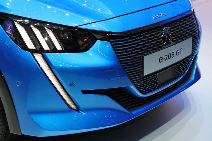 プジョーe-208（フロントまわり）