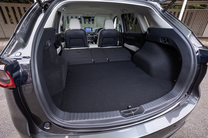荷室床下のサブトランクを含め、5人乗車の通常使用時では505リッターの容量が確保された荷室。写真は後席の背もたれをすべて倒し、容量を拡大した様子。後席背もたれと荷室に段差ができ、フロア面はフルフラットにはならない。