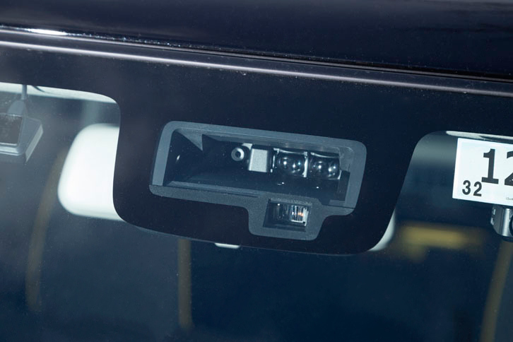 衝突被害軽減ブレーキや誤発進（後進）抑制制御機能、車線逸脱警報機能など、さまざまな運転支援機能が装備されている「クロスビー」。ただし「スイフト」より上のモデルに装備される前走車追従機能付きクルーズコントロールは設定されていない。