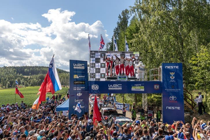 最終ステージの終了後には、多くのギャラリーがドライバーを祝福に駆けつけた。