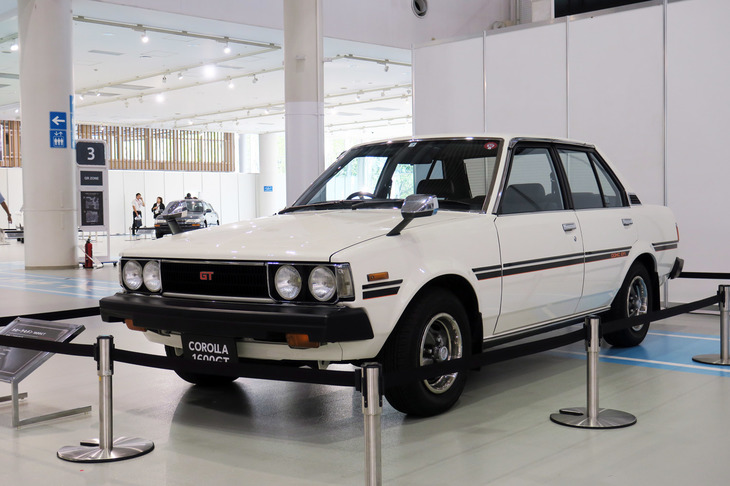 4代目「トヨタ・カローラ」の高性能グレード「カローラ セダン1600GT」（1980年式）。