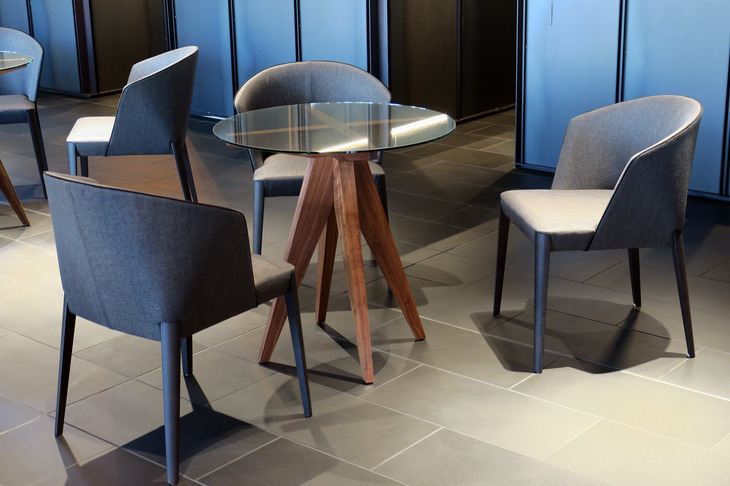 ショールームでは調度類についてもこだわっており、クルマや空間と調和するものを厳選したという。