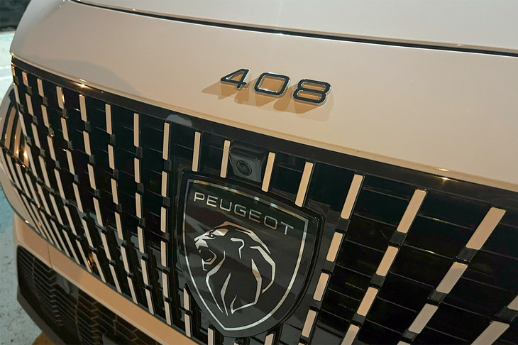 「408」のフロントグリル。「GT」グレードではボディー同色のグリッドが配された「フレームレスグリル」の中央に、ライオンをモチーフとしたエンブレムが置かれる。