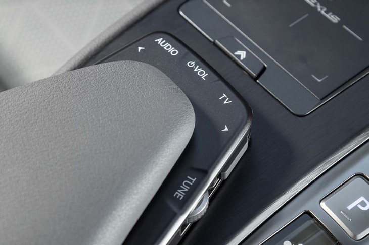 センターアームレストの前端には「UX」専用のインフォテインメントシステムコントローラーが備わっている。